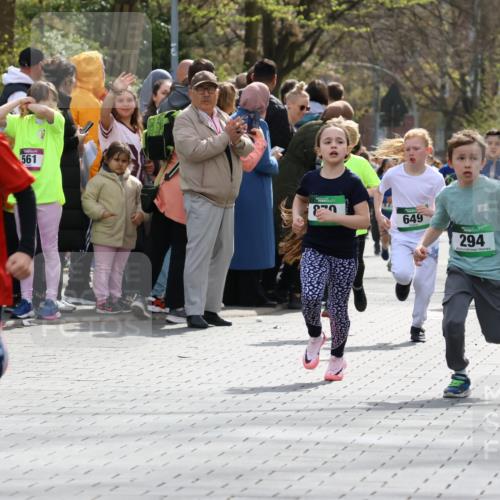 12.04.2026 - 45. Internationalen Wilhelmsburger Insellauf Strokosch-Dieckow http://msf.ph/oto/9490212 12.04.2026 14:34:07 Ziel 1065, 89, 5, 59, 676, 294, 870, 39, 649, 552 meine-sportfotos.de