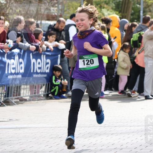 12.04.2026 - 45. Internationalen Wilhelmsburger Insellauf Strokosch-Dieckow http://msf.ph/oto/9490233 12.04.2026 14:33:57 Ziel 1704, 669, 290, 120, 1065, 89, 5, 59 meine-sportfotos.de