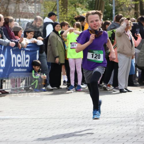 12.04.2026 - 45. Internationalen Wilhelmsburger Insellauf Strokosch-Dieckow http://msf.ph/oto/9490239 12.04.2026 14:33:56 Ziel 1704, 669, 290, 120, 1065, 89, 5 meine-sportfotos.de