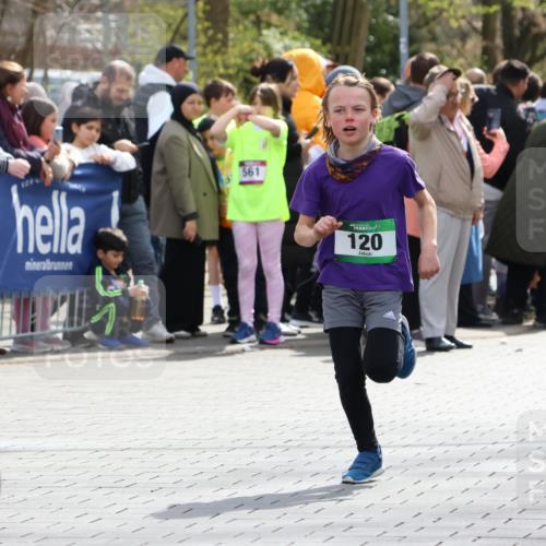 12.04.2026 - 45. Internationalen Wilhelmsburger Insellauf Strokosch-Dieckow http://msf.ph/oto/9490241 12.04.2026 14:33:56 Ziel 1704, 669, 290, 120, 1065, 89, 5 meine-sportfotos.de