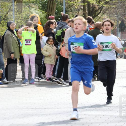 12.04.2026 - 45. Internationalen Wilhelmsburger Insellauf Strokosch-Dieckow http://msf.ph/oto/9490248 12.04.2026 14:33:53 Ziel 1716, 1704, 669, 290, 120 meine-sportfotos.de