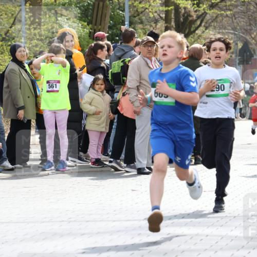 12.04.2026 - 45. Internationalen Wilhelmsburger Insellauf Strokosch-Dieckow http://msf.ph/oto/9490249 12.04.2026 14:33:53 Ziel 1716, 1704, 669, 290, 120 meine-sportfotos.de
