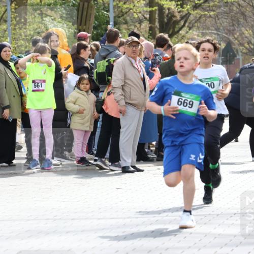 12.04.2026 - 45. Internationalen Wilhelmsburger Insellauf Strokosch-Dieckow http://msf.ph/oto/9490252 12.04.2026 14:33:53 Ziel 1716, 1704, 669, 290, 120 meine-sportfotos.de