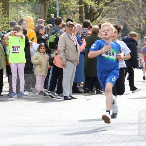 12.04.2026 - 45. Internationalen Wilhelmsburger Insellauf Strokosch-Dieckow http://msf.ph/oto/9490254 12.04.2026 14:33:53 Ziel 1716, 1704, 669, 290, 120 meine-sportfotos.de