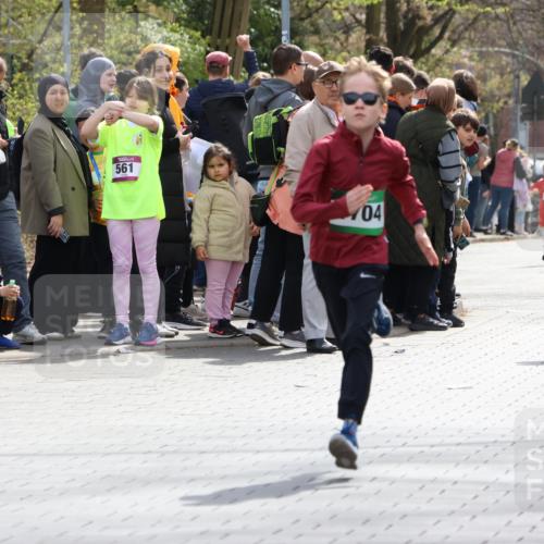 12.04.2026 - 45. Internationalen Wilhelmsburger Insellauf Strokosch-Dieckow http://msf.ph/oto/9490261 12.04.2026 14:33:51 Ziel 1716, 1704, 669, 290, 120 meine-sportfotos.de