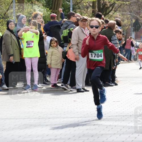 12.04.2026 - 45. Internationalen Wilhelmsburger Insellauf Strokosch-Dieckow http://msf.ph/oto/9490263 12.04.2026 14:33:51 Ziel 1716, 1704, 669, 290, 120 meine-sportfotos.de