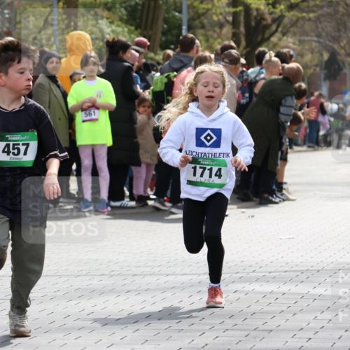 12.04.2026 - 45. Internationalen Wilhelmsburger Insellauf Strokosch-Dieckow http://msf.ph/oto/9490277 12.04.2026 14:33:42 Ziel 610, 72, 671, 457, 1714 meine-sportfotos.de