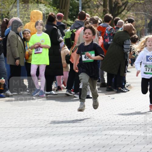 12.04.2026 - 45. Internationalen Wilhelmsburger Insellauf Strokosch-Dieckow http://msf.ph/oto/9490283 12.04.2026 14:33:41 Ziel 610, 72, 671, 457, 1714 meine-sportfotos.de
