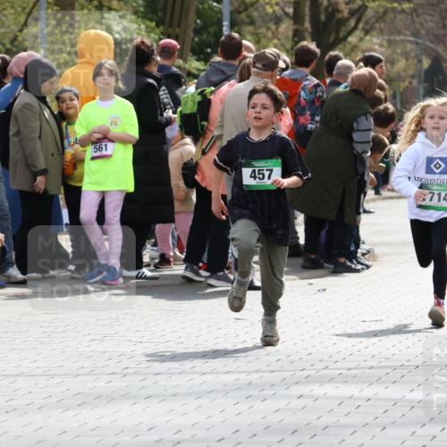 12.04.2026 - 45. Internationalen Wilhelmsburger Insellauf Strokosch-Dieckow http://msf.ph/oto/9490284 12.04.2026 14:33:41 Ziel 610, 72, 671, 457, 1714 meine-sportfotos.de