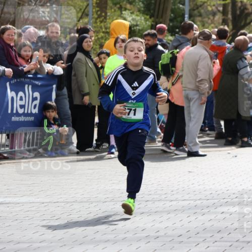 12.04.2026 - 45. Internationalen Wilhelmsburger Insellauf Strokosch-Dieckow http://msf.ph/oto/9490285 12.04.2026 14:33:39 Ziel 610, 72, 671, 457, 1714 meine-sportfotos.de