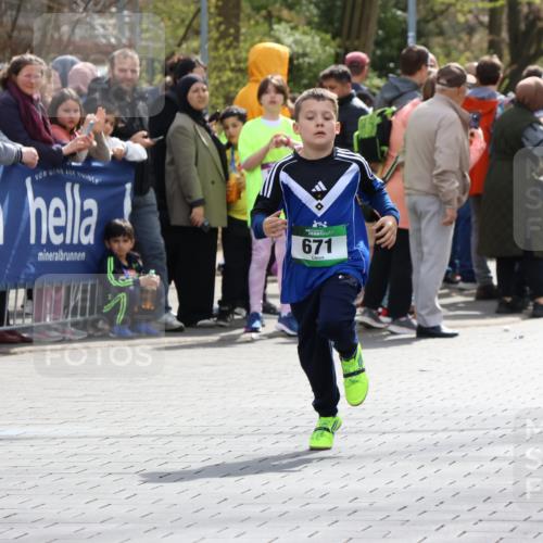 12.04.2026 - 45. Internationalen Wilhelmsburger Insellauf Strokosch-Dieckow http://msf.ph/oto/9490287 12.04.2026 14:33:38 Ziel 610, 72, 671, 457, 1714 meine-sportfotos.de