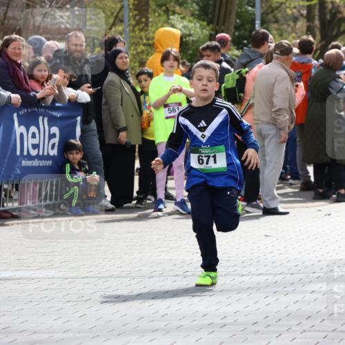 12.04.2026 - 45. Internationalen Wilhelmsburger Insellauf Strokosch-Dieckow http://msf.ph/oto/9490288 12.04.2026 14:33:38 Ziel 610, 72, 671, 457, 1714 meine-sportfotos.de