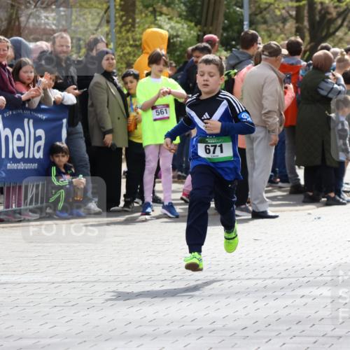 12.04.2026 - 45. Internationalen Wilhelmsburger Insellauf Strokosch-Dieckow http://msf.ph/oto/9490290 12.04.2026 14:33:38 Ziel 610, 72, 671, 457, 1714 meine-sportfotos.de