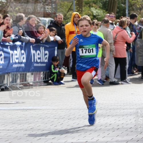 12.04.2026 - 45. Internationalen Wilhelmsburger Insellauf Strokosch-Dieckow http://msf.ph/oto/9490315 12.04.2026 14:33:15 Ziel 1701 meine-sportfotos.de