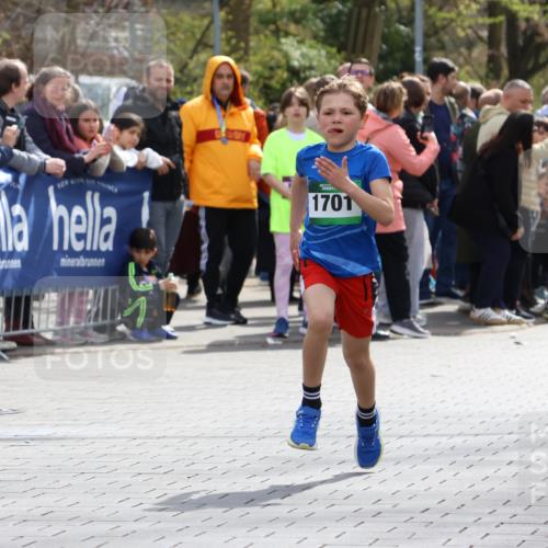 12.04.2026 - 45. Internationalen Wilhelmsburger Insellauf Strokosch-Dieckow http://msf.ph/oto/9490319 12.04.2026 14:33:14 Ziel 1701 meine-sportfotos.de