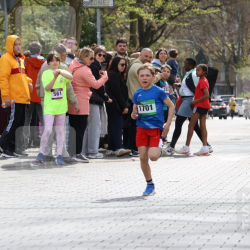 12.04.2026 - 45. Internationalen Wilhelmsburger Insellauf Strokosch-Dieckow http://msf.ph/oto/9490333 12.04.2026 14:33:13 Ziel 1701 meine-sportfotos.de