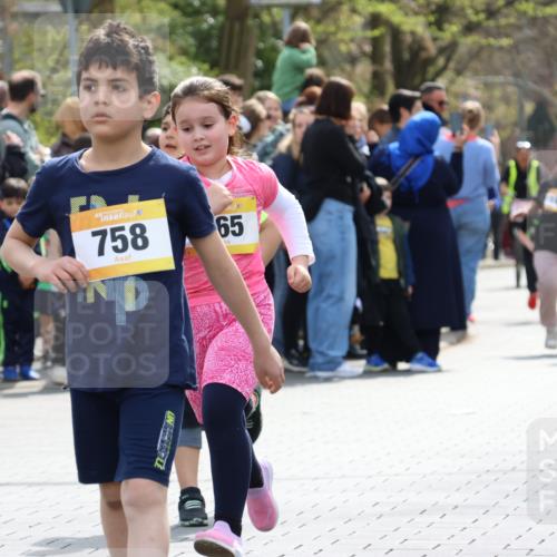 12.04.2026 - 45. Internationalen Wilhelmsburger Insellauf Strokosch-Dieckow http://msf.ph/oto/9490360 12.04.2026 14:22:48 Ziel 780, 743, 778, 779, 68, 757, 755, 765, 569, 766, 1625, 784, 1000 meine-sportfotos.de