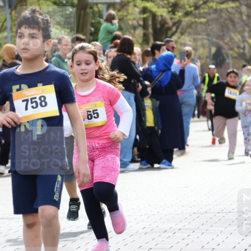 12.04.2026 - 45. Internationalen Wilhelmsburger Insellauf Strokosch-Dieckow http://msf.ph/oto/9490362 12.04.2026 14:22:47 Ziel 780, 743, 778, 779, 68, 757, 755, 765, 569, 766, 1625, 784 meine-sportfotos.de