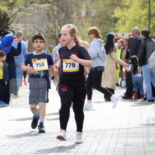 12.04.2026 - 45. Internationalen Wilhelmsburger Insellauf Strokosch-Dieckow http://msf.ph/oto/9490382 12.04.2026 14:22:42 Ziel 327, 1609, 780, 743, 778, 779, 68, 757, 755 meine-sportfotos.de