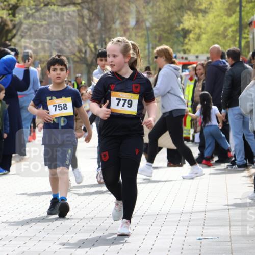 12.04.2026 - 45. Internationalen Wilhelmsburger Insellauf Strokosch-Dieckow http://msf.ph/oto/9490384 12.04.2026 14:22:41 Ziel 327, 1609, 780, 743, 778, 779, 68, 757, 755 meine-sportfotos.de