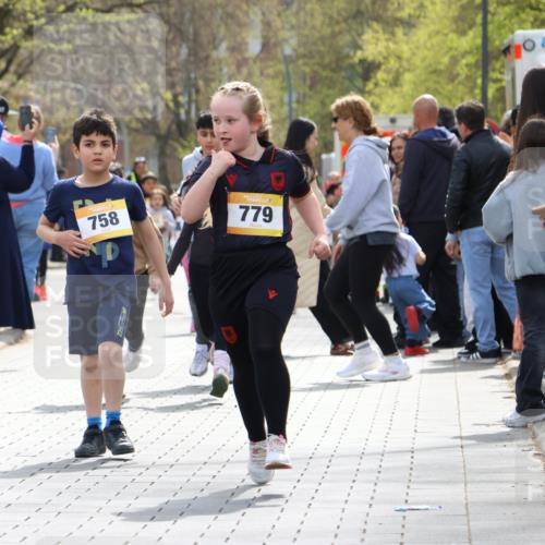 12.04.2026 - 45. Internationalen Wilhelmsburger Insellauf Strokosch-Dieckow http://msf.ph/oto/9490386 12.04.2026 14:22:41 Ziel 327, 1609, 780, 743, 778, 779, 68, 757, 755 meine-sportfotos.de