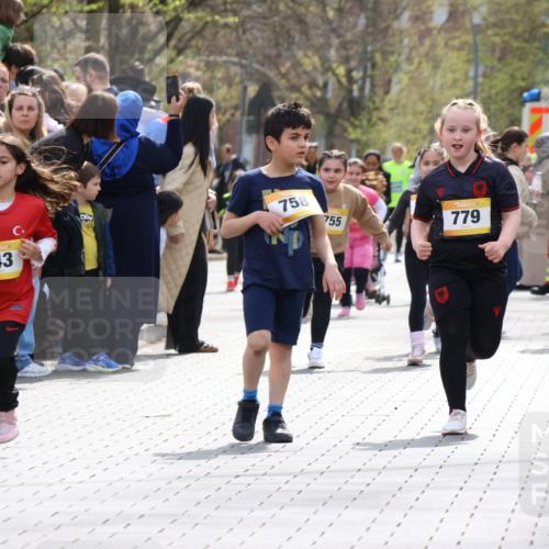 12.04.2026 - 45. Internationalen Wilhelmsburger Insellauf Strokosch-Dieckow http://msf.ph/oto/9490388 12.04.2026 14:22:40 Ziel 327, 1609, 780, 743, 778, 779, 68 meine-sportfotos.de