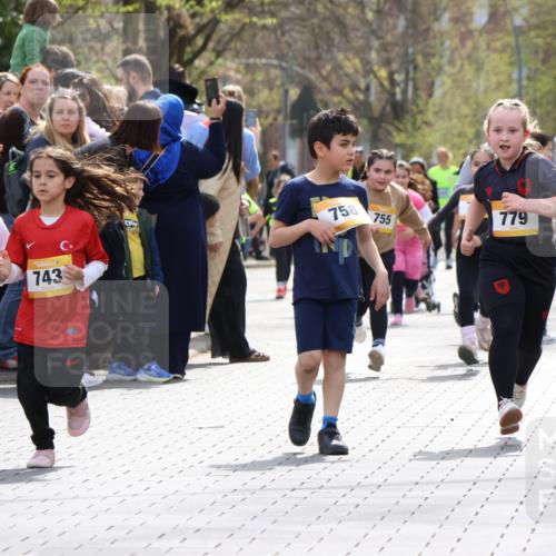 12.04.2026 - 45. Internationalen Wilhelmsburger Insellauf Strokosch-Dieckow http://msf.ph/oto/9490389 12.04.2026 14:22:40 Ziel 327, 1609, 780, 743, 778, 779, 68 meine-sportfotos.de