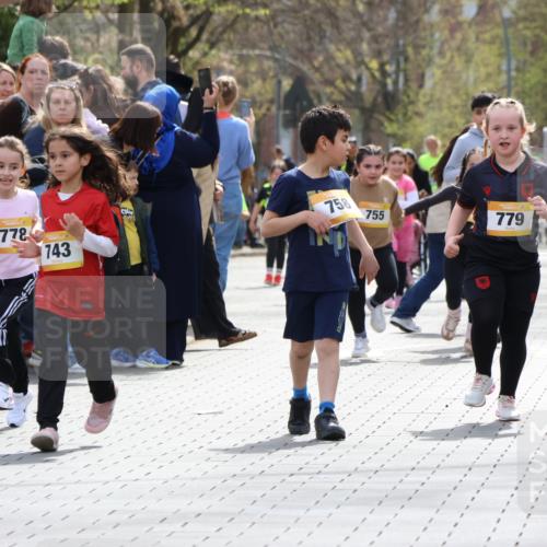 12.04.2026 - 45. Internationalen Wilhelmsburger Insellauf Strokosch-Dieckow http://msf.ph/oto/9490391 12.04.2026 14:22:40 Ziel 327, 1609, 780, 743, 778, 779, 68 meine-sportfotos.de