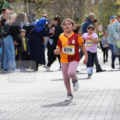 12.04.2026 - 45. Internationalen Wilhelmsburger Insellauf Strokosch-Dieckow http://msf.ph/oto/9490419 12.04.2026 14:22:30 Ziel 559, 315, 973, 555, 1629, 56, 670, 327 meine-sportfotos.de