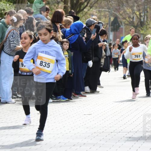 12.04.2026 - 45. Internationalen Wilhelmsburger Insellauf Strokosch-Dieckow http://msf.ph/oto/9490443 12.04.2026 14:22:18 Ziel 1620, 414, 805, 272, 124, 731, 739, 580, 835, 752, 761, 559 meine-sportfotos.de