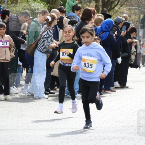 12.04.2026 - 45. Internationalen Wilhelmsburger Insellauf Strokosch-Dieckow http://msf.ph/oto/9490446 12.04.2026 14:22:18 Ziel 1620, 414, 805, 272, 124, 731, 739, 580, 835, 752, 761, 559 meine-sportfotos.de