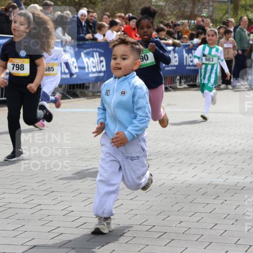 12.04.2026 - 45. Internationalen Wilhelmsburger Insellauf Strokosch-Dieckow http://msf.ph/oto/9490495 12.04.2026 14:22:01 Ziel 409, 595, 673, 924, 824, 227, 636, 612, 321, 695, 798, 971, 807, 685, 794 meine-sportfotos.de