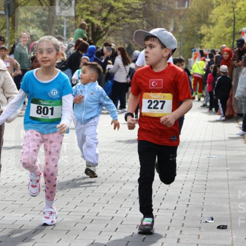 12.04.2026 - 45. Internationalen Wilhelmsburger Insellauf Strokosch-Dieckow http://msf.ph/oto/9490500 12.04.2026 14:21:59 Ziel 814, 95, 409, 595, 673, 924, 824, 227, 636, 612, 321, 695, 798, 971, 807, 685 meine-sportfotos.de