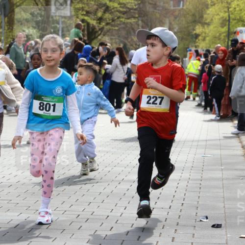 12.04.2026 - 45. Internationalen Wilhelmsburger Insellauf Strokosch-Dieckow http://msf.ph/oto/9490501 12.04.2026 14:21:59 Ziel 814, 95, 409, 595, 673, 924, 824, 227, 636, 612, 321, 695, 798, 971, 807, 685 meine-sportfotos.de