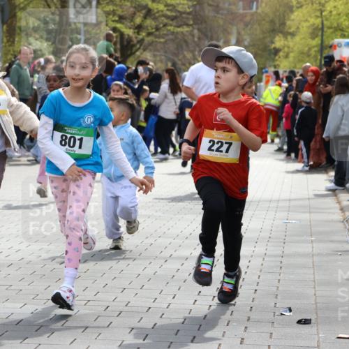 12.04.2026 - 45. Internationalen Wilhelmsburger Insellauf Strokosch-Dieckow http://msf.ph/oto/9490502 12.04.2026 14:21:59 Ziel 814, 95, 409, 595, 673, 924, 824, 227, 636, 612, 321, 695, 798, 971, 807, 685 meine-sportfotos.de