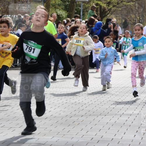 12.04.2026 - 45. Internationalen Wilhelmsburger Insellauf Strokosch-Dieckow http://msf.ph/oto/9490505 12.04.2026 14:21:58 Ziel 810, 488, 814, 95, 409, 595, 673, 924, 824, 227, 636, 612, 321, 695, 798, 971, 807, 685 meine-sportfotos.de
