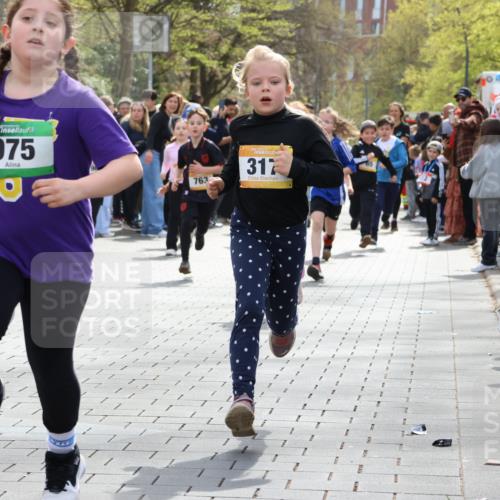 12.04.2026 - 45. Internationalen Wilhelmsburger Insellauf Strokosch-Dieckow http://msf.ph/oto/9490558 12.04.2026 14:21:44 Ziel 960, 838, 234, 111, 66, 136, 729, 769, 646, 159, 1622, 317, 283, 134, 316, 792, 763, 255, 65, 1617, 969, 799, 974, 482 meine-sportfotos.de
