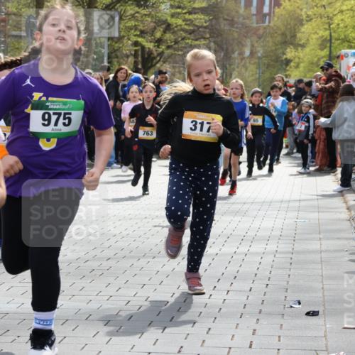 12.04.2026 - 45. Internationalen Wilhelmsburger Insellauf Strokosch-Dieckow http://msf.ph/oto/9490560 12.04.2026 14:21:44 Ziel 960, 838, 234, 111, 66, 136, 729, 769, 646, 159, 1622, 317, 283, 134, 316, 792, 763, 255, 65, 1617, 969, 799, 974, 482 meine-sportfotos.de