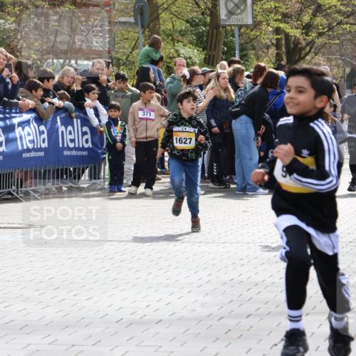 12.04.2026 - 45. Internationalen Wilhelmsburger Insellauf Strokosch-Dieckow http://msf.ph/oto/9490611 12.04.2026 14:21:29 Ziel 528, 797, 984, 811, 128, 828, 1005, 925, 253, 988, 964, 972, 1627, 951, 260, 957, 823, 117 meine-sportfotos.de