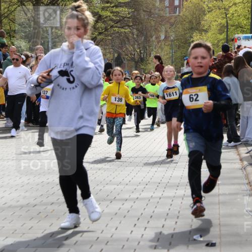 12.04.2026 - 45. Internationalen Wilhelmsburger Insellauf Strokosch-Dieckow http://msf.ph/oto/9490687 12.04.2026 14:21:11 Ziel 634, 812, 618, 241, 306, 1001, 130, 126, 460, 821, 99, 771, 62, 768, 937, 263, 139, 1611, 629, 566, 564, 607 meine-sportfotos.de