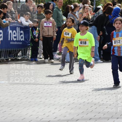 12.04.2026 - 45. Internationalen Wilhelmsburger Insellauf Strokosch-Dieckow http://msf.ph/oto/9490725 12.04.2026 14:21:01 Ziel 437, 1616, 692, 696, 107, 818, 732, 756, 1603, 162, 280, 149, 634, 812, 618, 241 meine-sportfotos.de