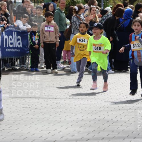 12.04.2026 - 45. Internationalen Wilhelmsburger Insellauf Strokosch-Dieckow http://msf.ph/oto/9490727 12.04.2026 14:21:01 Ziel 437, 1616, 692, 696, 107, 818, 732, 756, 1603, 162, 280, 149, 634, 812, 618, 241 meine-sportfotos.de