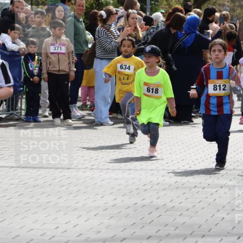 12.04.2026 - 45. Internationalen Wilhelmsburger Insellauf Strokosch-Dieckow http://msf.ph/oto/9490729 12.04.2026 14:21:01 Ziel 437, 1616, 692, 696, 107, 818, 732, 756, 1603, 162, 280, 149, 634, 812, 618, 241 meine-sportfotos.de