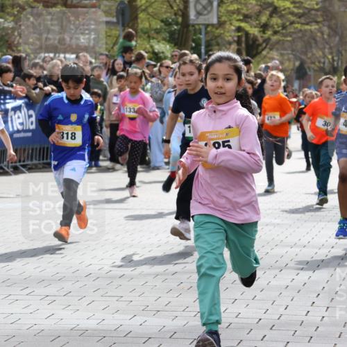 12.04.2026 - 45. Internationalen Wilhelmsburger Insellauf Strokosch-Dieckow http://msf.ph/oto/9490801 12.04.2026 14:20:41 Ziel 935, 301, 61, 237, 578, 751, 940, 958, 832, 1610, 3, 285, 1073, 767, 404, 318, 539, 431, 135, 545, 537, 30, 133, 977, 84, 1606, 473, 956, 467, 324, 299 meine-sportfotos.de