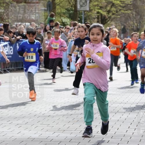12.04.2026 - 45. Internationalen Wilhelmsburger Insellauf Strokosch-Dieckow http://msf.ph/oto/9490802 12.04.2026 14:20:41 Ziel 935, 301, 61, 237, 578, 751, 940, 958, 832, 1610, 3, 285, 1073, 767, 404, 318, 539, 431, 135, 545, 537, 30, 133, 977, 84, 1606, 473, 956, 467, 324, 299 meine-sportfotos.de