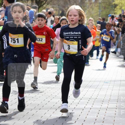 12.04.2026 - 45. Internationalen Wilhelmsburger Insellauf Strokosch-Dieckow http://msf.ph/oto/9490807 12.04.2026 14:20:38 Ziel 576, 935, 301, 61, 237, 578, 751, 940, 958, 832, 1610, 3, 285, 1073, 767, 404, 318, 539, 431, 135, 545, 537, 30, 133, 977, 84 meine-sportfotos.de