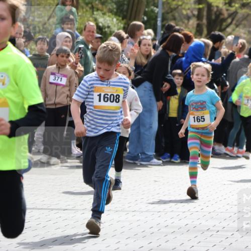 12.04.2026 - 45. Internationalen Wilhelmsburger Insellauf Strokosch-Dieckow http://msf.ph/oto/9490855 12.04.2026 14:20:25 Ziel 1058, 966, 998, 228, 298, 293, 744, 1008, 747, 262, 598, 730, 632, 1608, 165, 171, 20, 313 meine-sportfotos.de