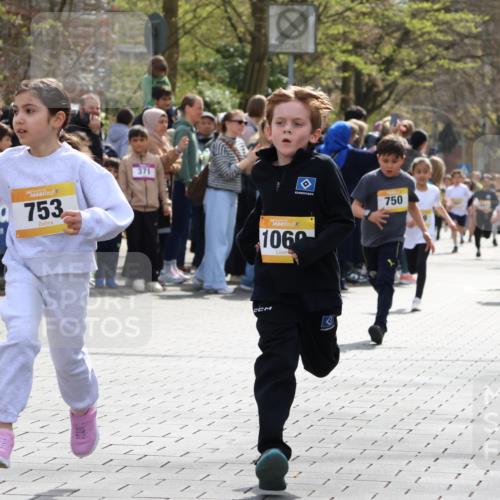 12.04.2026 - 45. Internationalen Wilhelmsburger Insellauf Strokosch-Dieckow http://msf.ph/oto/9490927 12.04.2026 14:20:09 Ziel 1618, 108, 534, 447, 560, 734, 775, 587, 405, 1060, 642, 753, 750, 1623, 844, 34, 949 meine-sportfotos.de