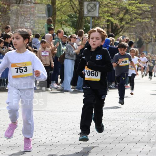 12.04.2026 - 45. Internationalen Wilhelmsburger Insellauf Strokosch-Dieckow http://msf.ph/oto/9490928 12.04.2026 14:20:09 Ziel 1618, 108, 534, 447, 560, 734, 775, 587, 405, 1060, 642, 753, 750, 1623, 844, 34, 949 meine-sportfotos.de