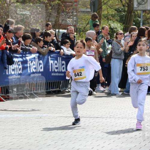 12.04.2026 - 45. Internationalen Wilhelmsburger Insellauf Strokosch-Dieckow http://msf.ph/oto/9490934 12.04.2026 14:20:07 Ziel 631, 1621, 304, 225, 1618, 108, 534, 447, 560, 734, 775, 587, 405, 1060, 642, 753, 750 meine-sportfotos.de